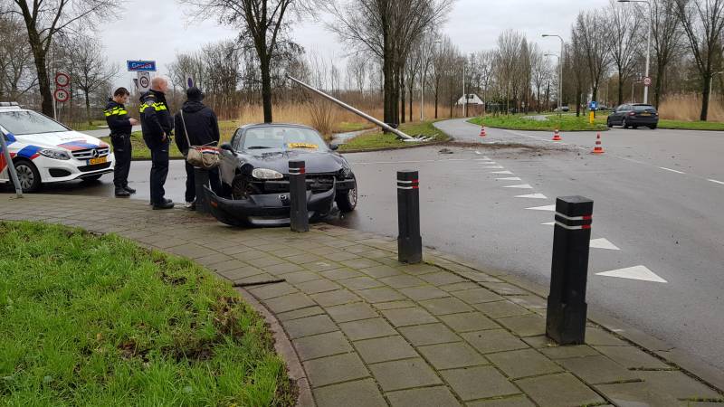 Personenauto ramt lantaarnpaal