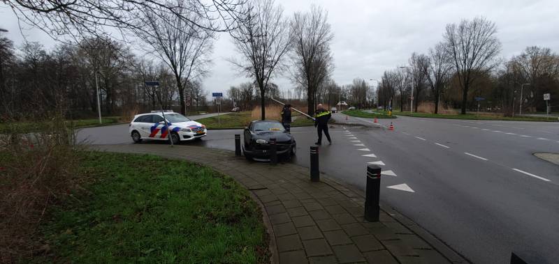 Personenauto ramt lantaarnpaal