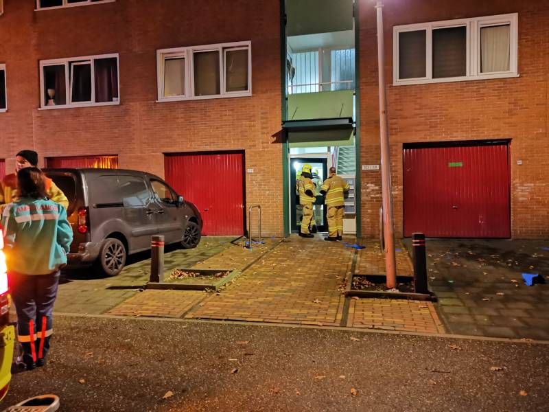 Bewoners uit appartement gehaald
