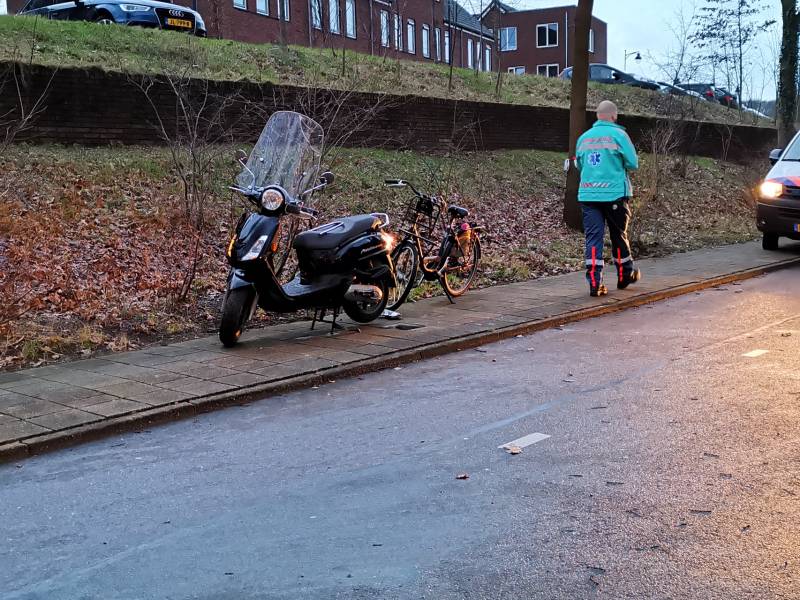 Fietser en scooterrijder botsen op fietspad