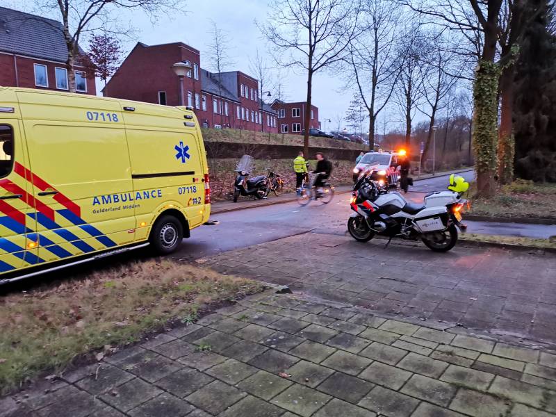 Fietser en scooterrijder botsen op fietspad