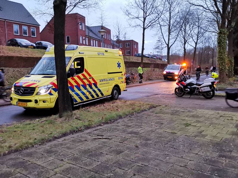Fietser en scooterrijder botsen op fietspad