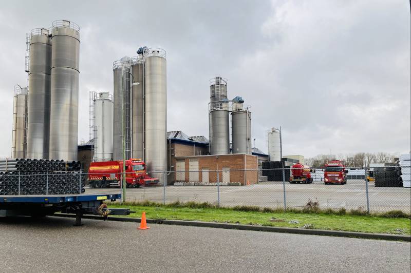 Omgeving Omniplast BV bezaaid met plastic balletjes