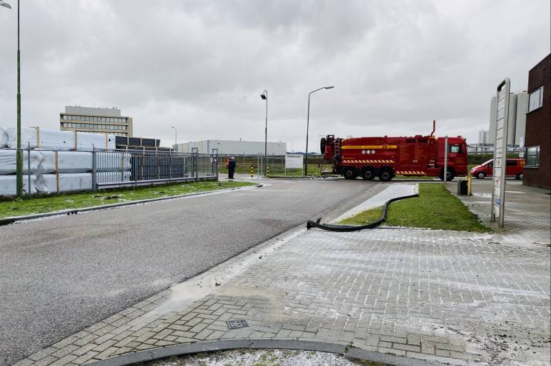 Omgeving Omniplast BV bezaaid met plastic balletjes