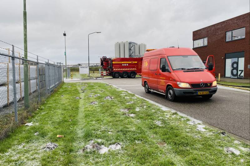 Omgeving Omniplast BV bezaaid met plastic balletjes