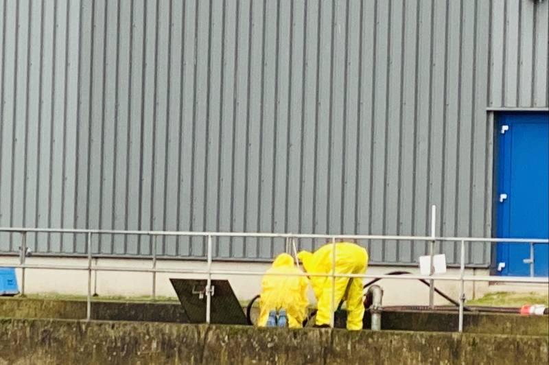 Omgeving Omniplast BV bezaaid met plastic balletjes