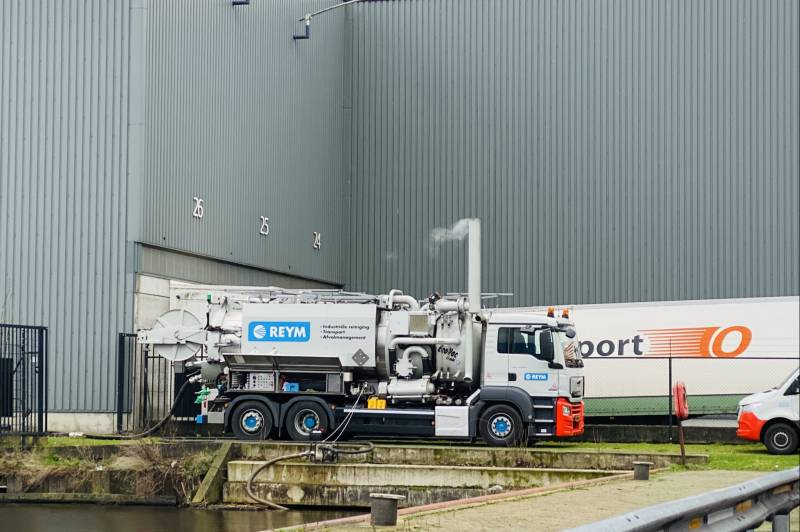 Omgeving Omniplast BV bezaaid met plastic balletjes