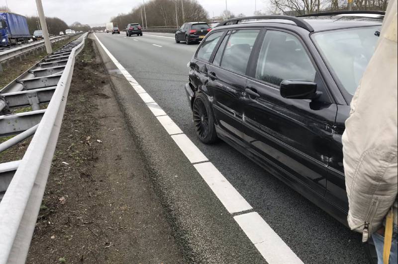 Auto botst op geleiderail snelweg