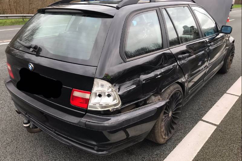 Auto botst op geleiderail snelweg