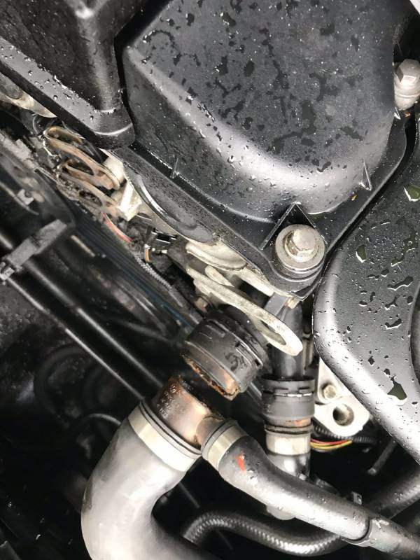 Auto botst op geleiderail snelweg