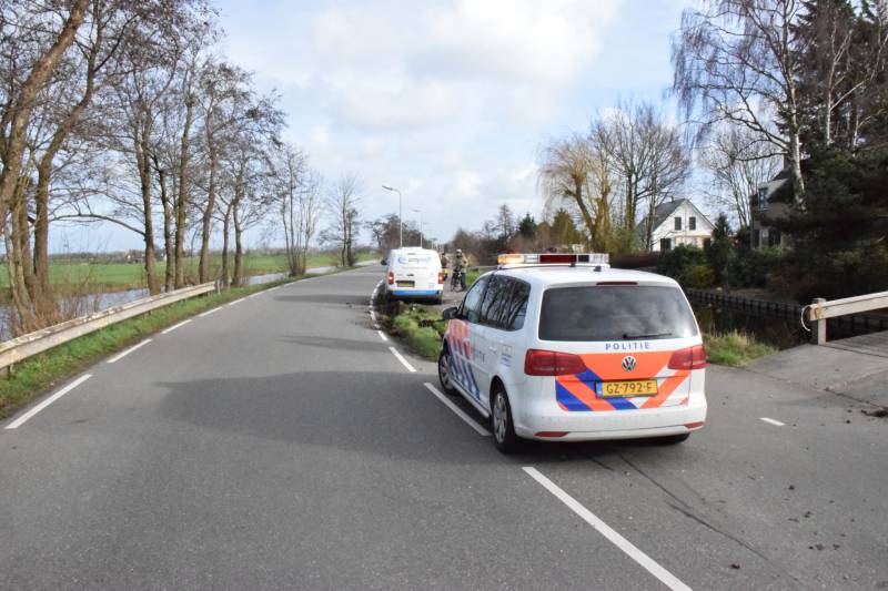 Bestelbus botst op lantaarnpaal komt tot stilstand op biggenruggen