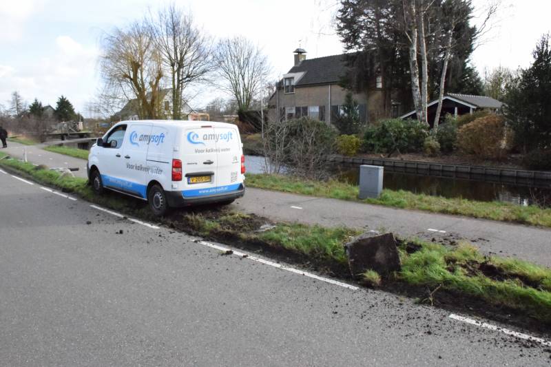 Bestelbus botst op lantaarnpaal komt tot stilstand op biggenruggen