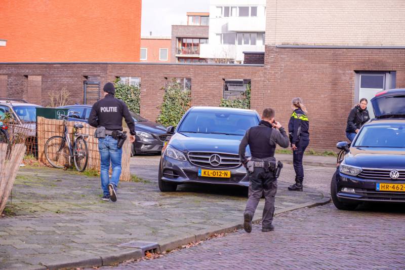 Arrestatieteam haalt man uit woning