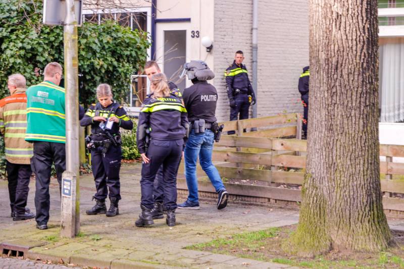Arrestatieteam haalt man uit woning