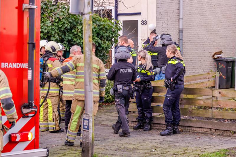 Arrestatieteam haalt man uit woning