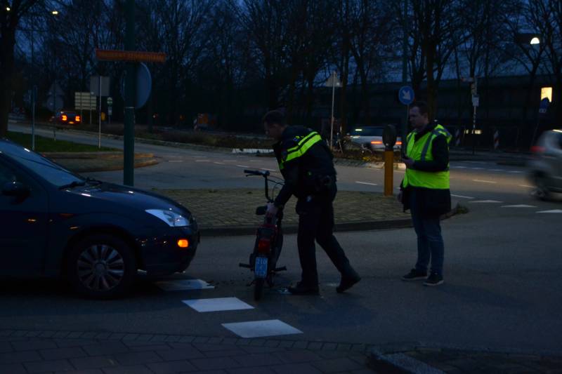 Brommerrijder licht gewond bij aanrijding