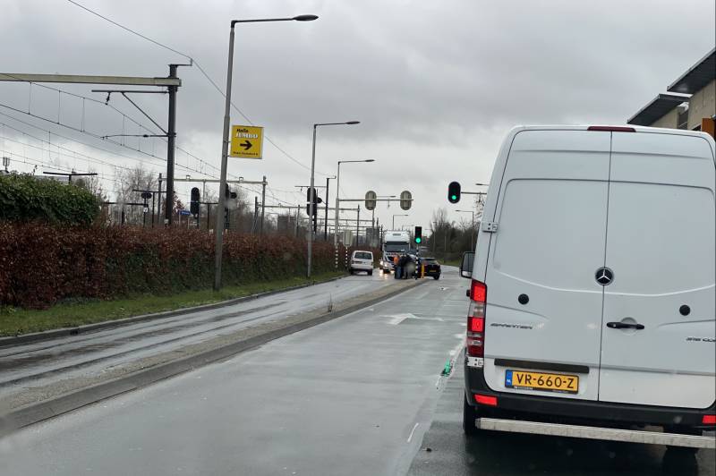 Twee voertuigen botsen op splitsing