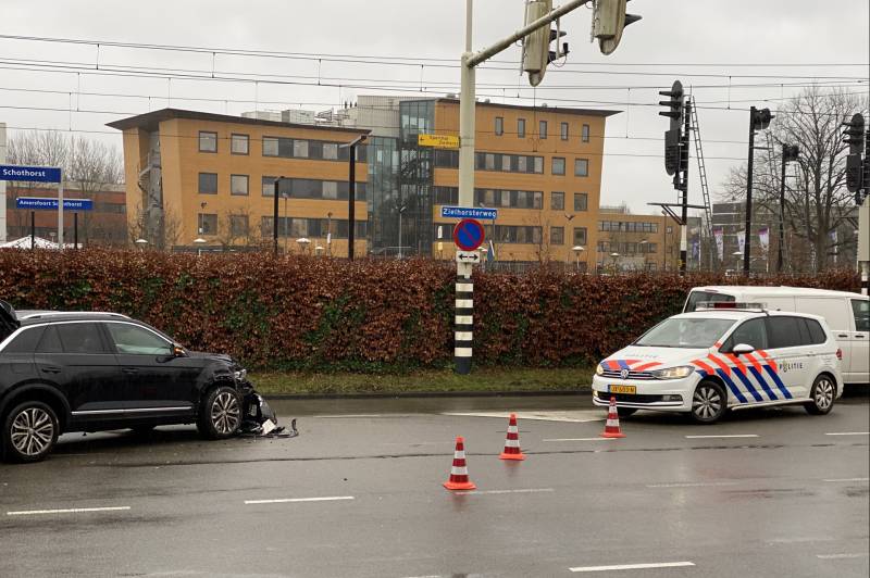 Twee voertuigen botsen op splitsing