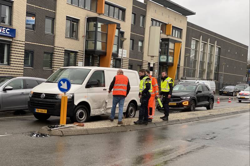 Twee voertuigen botsen op splitsing