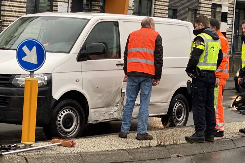 Twee voertuigen botsen op splitsing