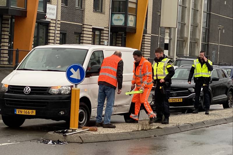 Twee voertuigen botsen op splitsing