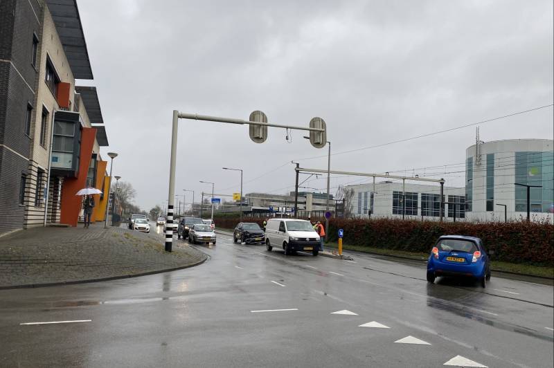 Twee voertuigen botsen op splitsing