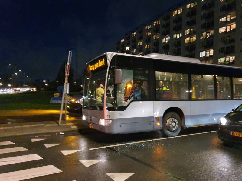 Ruit van bus kapot na verkeersruzie