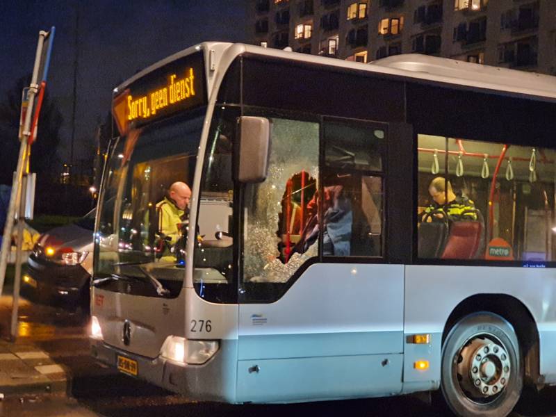 Ruit van bus kapot na verkeersruzie