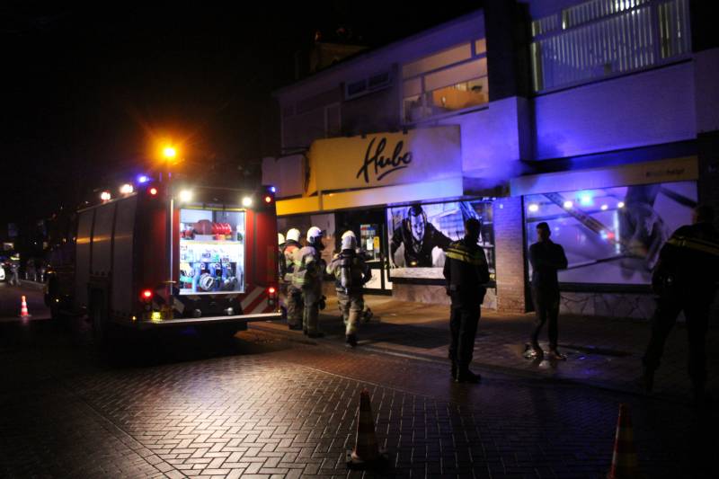 Brandweer onderzoekt brandmelding in bouwmarkt
