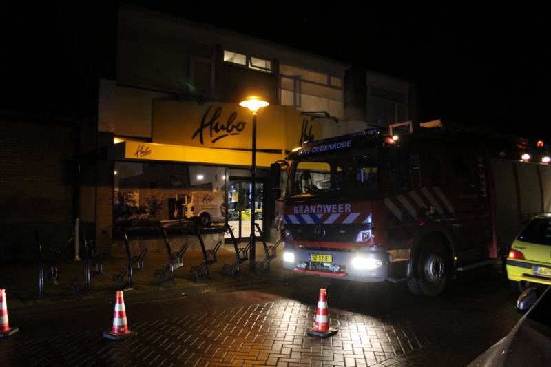 Brandweer onderzoekt brandmelding in bouwmarkt