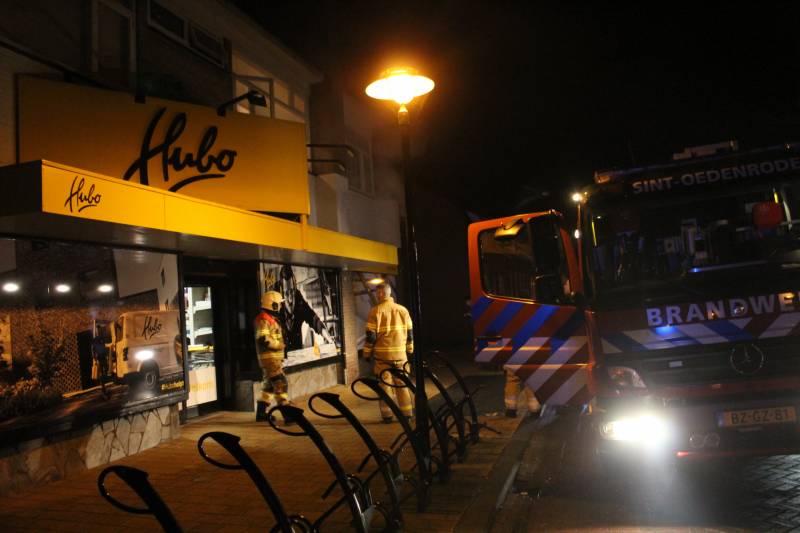 Brandweer onderzoekt brandmelding in bouwmarkt