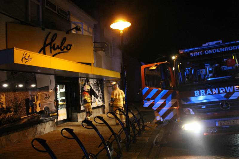 Brandweer onderzoekt brandmelding in bouwmarkt