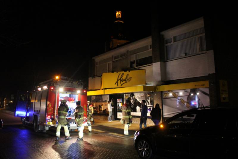 Brandweer onderzoekt brandmelding in bouwmarkt