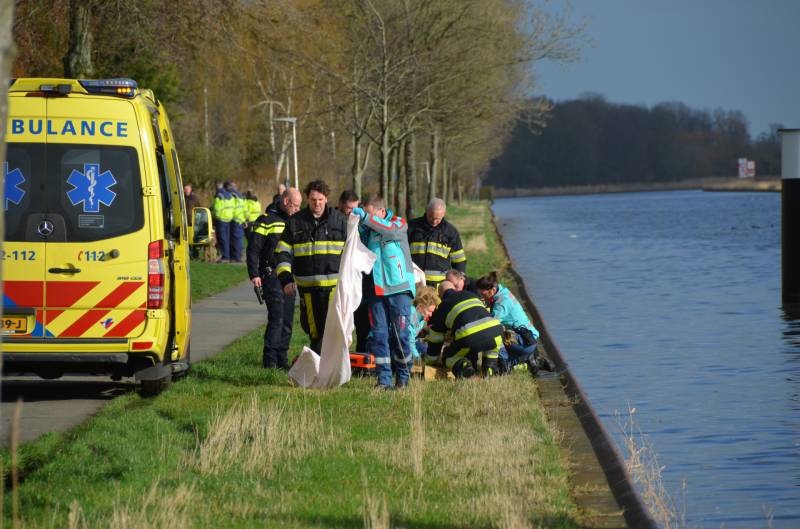 Vrouw valt met rollator in Van Harinxmakanaal