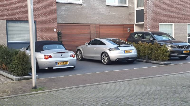 Politie onderzoekt woning en voertuigen voor een lopend onderzoek