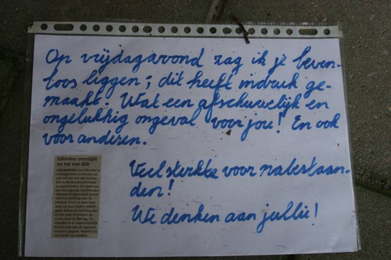 Bloemen voor man die overleed na de val van flat