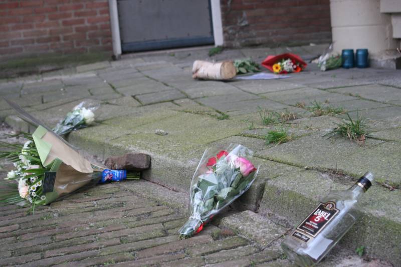 Bloemen voor man die overleed na de val van flat