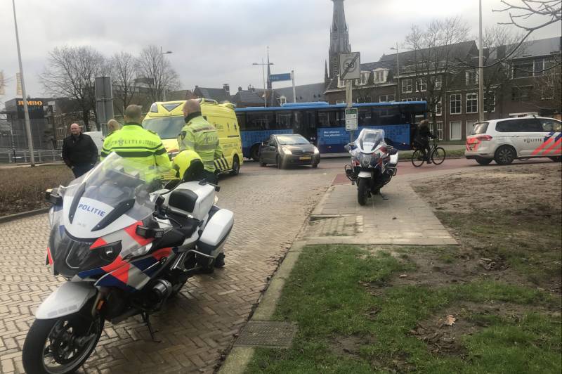 Overstekende fietsster aangereden op rotonde