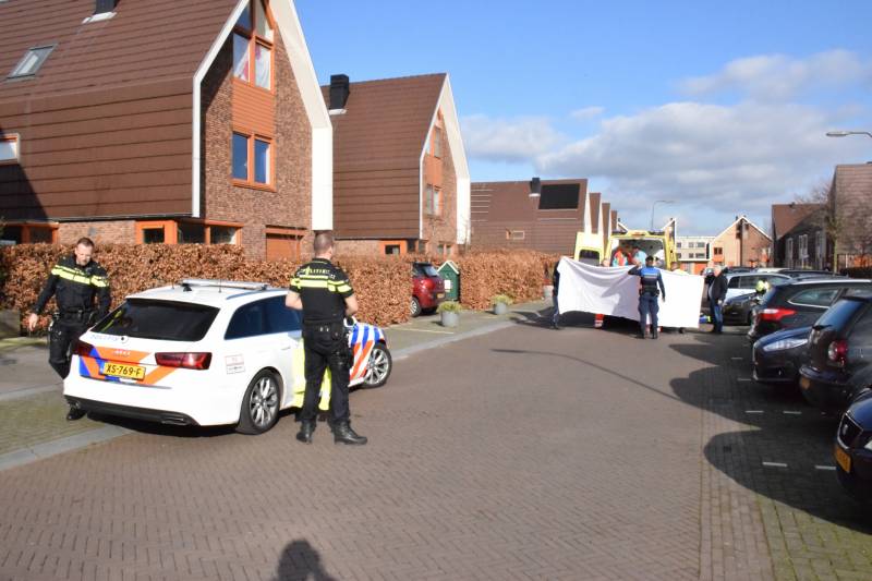 Auto belandt in zandbak op schoolplein