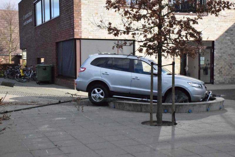 Auto belandt in zandbak op schoolplein