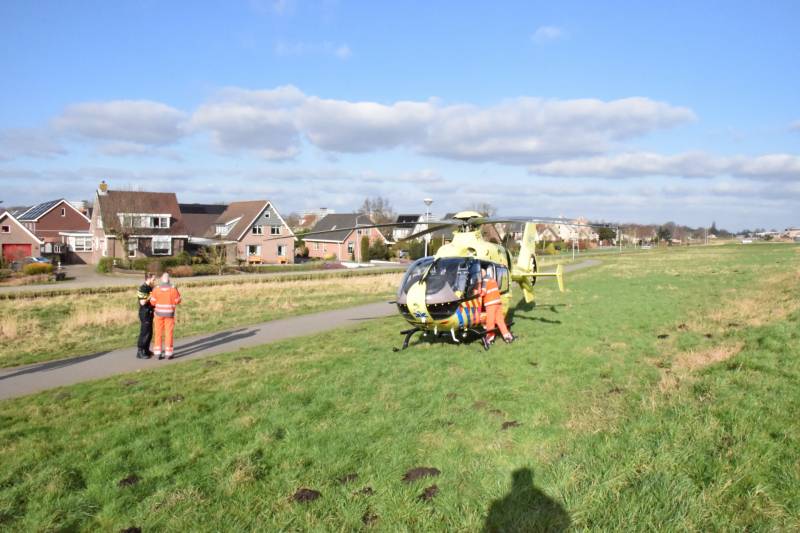 Auto belandt in zandbak op schoolplein