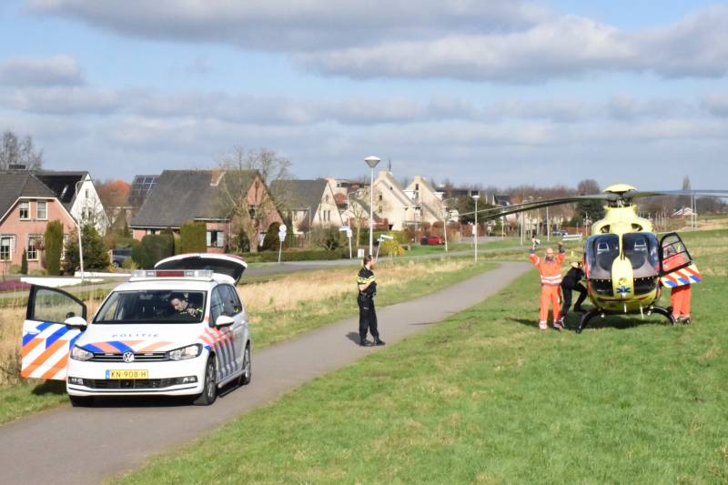Auto belandt in zandbak op schoolplein
