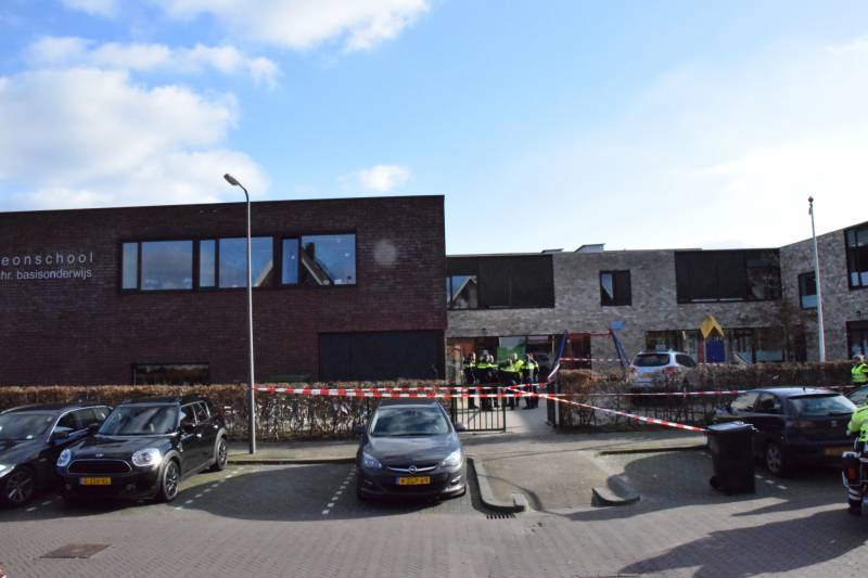 Auto belandt in zandbak op schoolplein