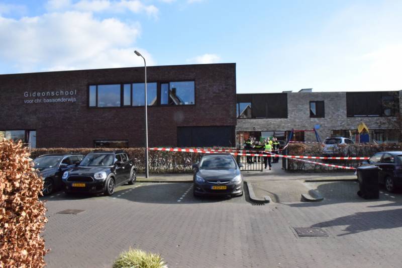 Auto belandt in zandbak op schoolplein
