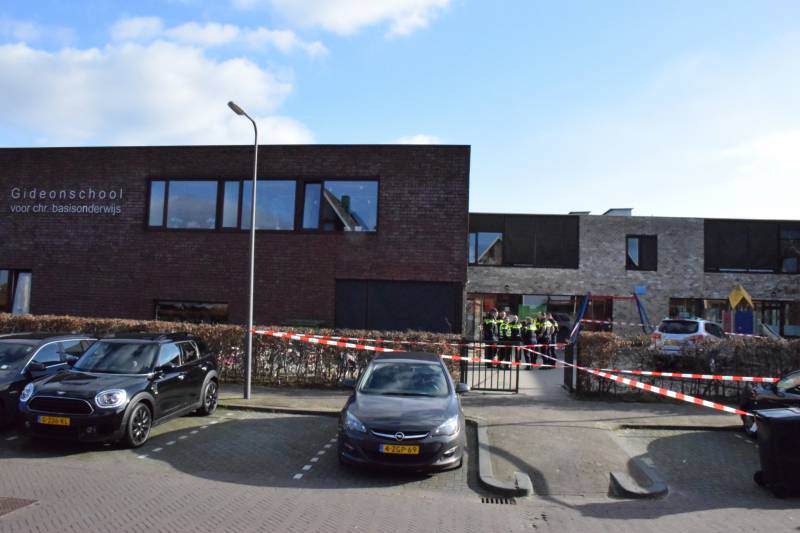 Auto belandt in zandbak op schoolplein