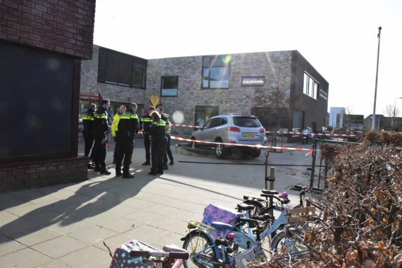 Auto belandt in zandbak op schoolplein