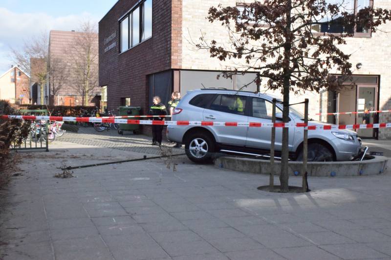 Auto belandt in zandbak op schoolplein