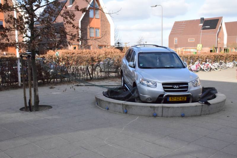 Auto belandt in zandbak op schoolplein