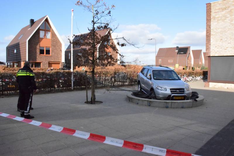 Auto belandt in zandbak op schoolplein