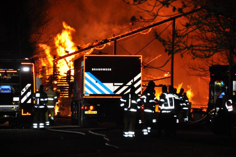 Paarden gered van grote brand op manege
